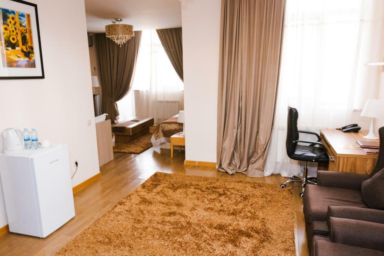 Atb Grand Hotel Atirau Kültér fotó